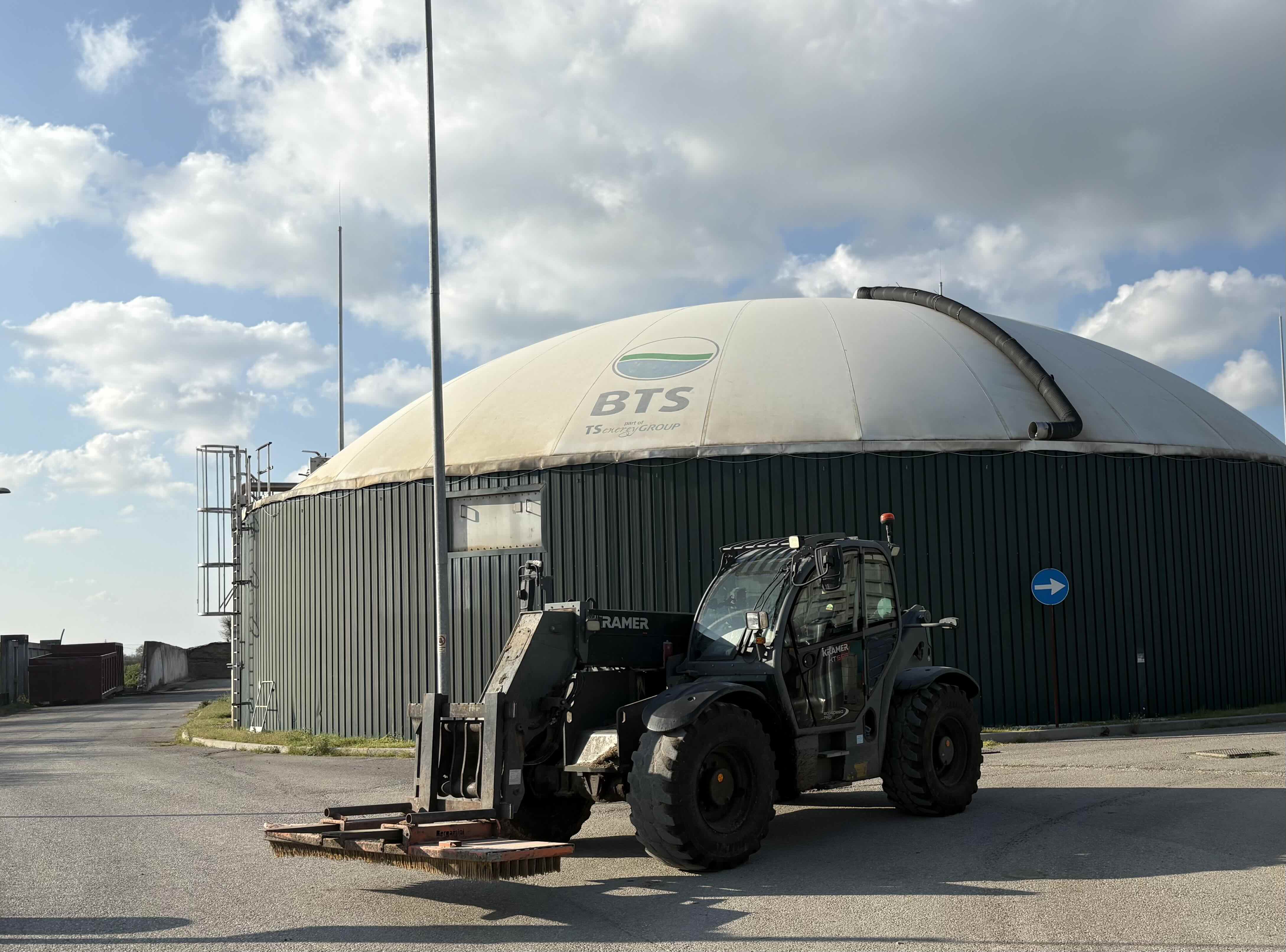 Alimentazione impianto biogas con pala gommata